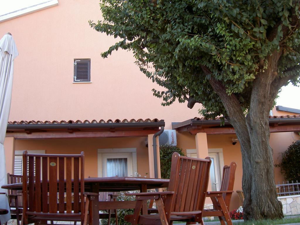 Apartments Kori Funtana Pokoj fotografie