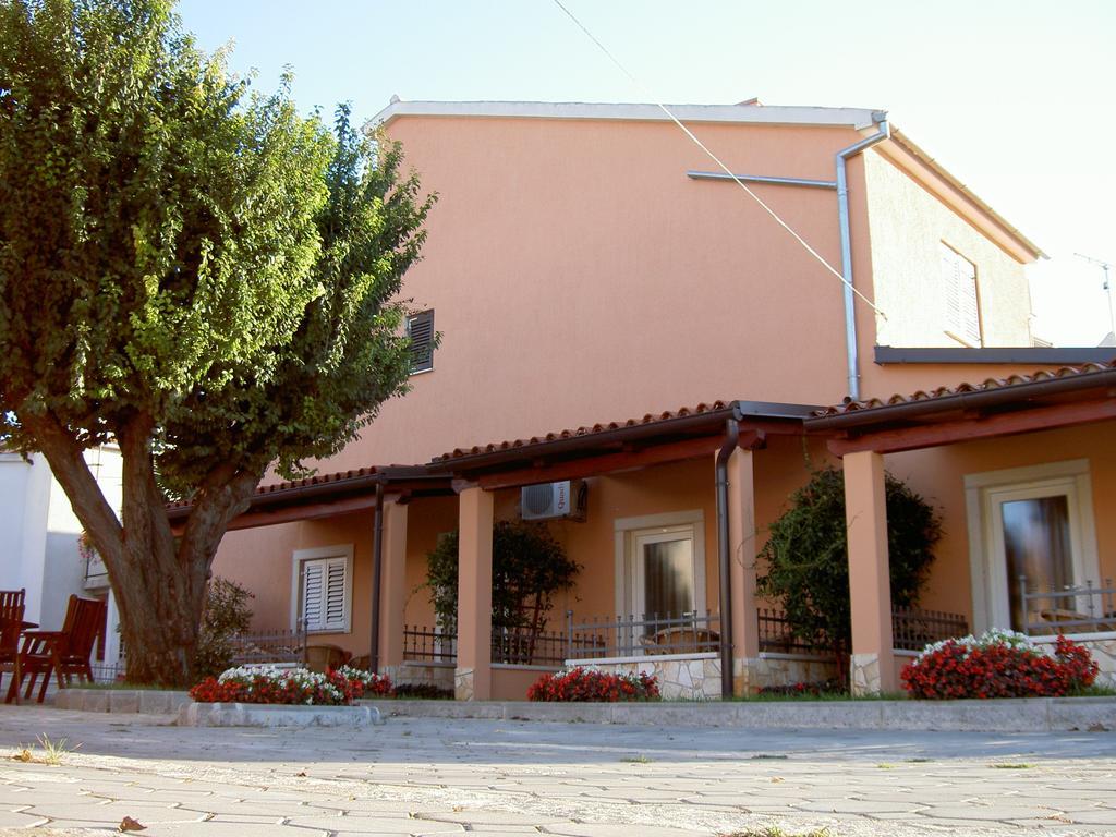 Apartments Kori Funtana Pokoj fotografie